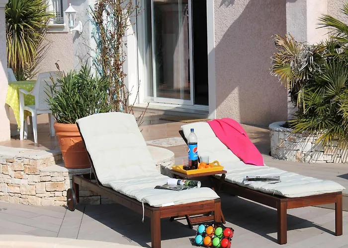 In Languedoc With Pool Near Historic Cities